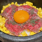 焼肉うしごろ - 和牛とトウモロコシの石焼ガーリックライスのアップ
