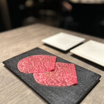 焼肉うしごろ - 赤身のクリは、コメント内でも書きましたが、脂のしつこさがなく、肉本来の旨味を楽しむことができました✨
      口の中に入れている間、目を閉じて、クリの旨さを感じました