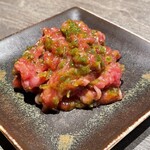 焼肉うしごろ - 青唐辛子の和牛ユッケを混ぜて、それぞれの皿へ