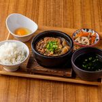 ⑰　黒毛牛のすき焼き定食～生卵添え～