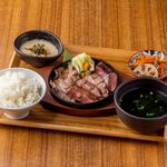 ⑩　牛たん３種盛り定食