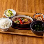 ⑯　濃厚デミソースの牛たんシチュー定食