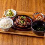 ⑮　濃厚牛たんシチューハンバーグ定食