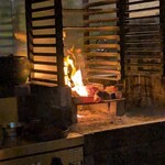 SINQ - ７・原始焼きの火入れ中　調理器具を使わず炭で焼き上げる　