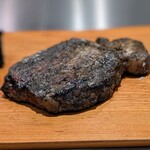 SINQ - ７・原始焼きで焼いた天城黒豚　ダイナミックな仕上がり　旨味はしっかり凝縮　美味しかった！少し脂は全体的に落ちて？しまったかな？原始焼きの正解はこの仕上がりかな？もう一度食べてみたいと思いました〜！