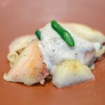 SINQ - ９・炭で焼いた桃　アンチョビ　パスタ風　卵を使っていない麺　こちらは追加で！