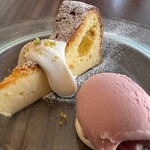 IL PLANETARIO - 【デザート】
      リコッタチーズケーキ
      木苺のジェラート