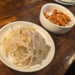 炭火焼肉 ホルモン にく式 - ナムル　キムチ