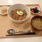 トーコーキッチン - チャーシュー丼 副菜二品 豚汁