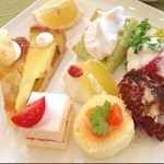 YUUYOO TERRACE SAPPORO - デザート色々☆
                        トマトのショートケーキ、人参のロールケーキ、玄米ティラミス、かぼちゃ・さつまいものタルトなどなど…スイーツまで野菜が使われるこだわり。
                        健康志向で嬉しい♪