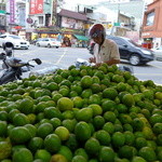 台南昌水果批發行 - 店頭を埋め尽くす、大量の檸檬。