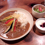 umie - カレープレート（サラダ、ヨーグルト付き）