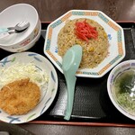 梓川サービスエリア（上り線）フードコート - チャーハンとコロッケを子ども用に注文