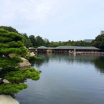 三景園 - 池の向こうが正門