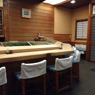 和の趣あふれる落ち着いた空間◆職人技を目の前で楽しめる寿司店