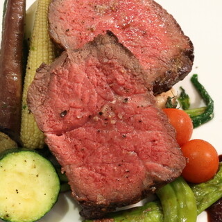 ボリューム満点！ジューシーな肉料理を豪快に召し上がれ♪