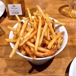 西荻タンドール 5Lab - クランチポテト(アンチョビクミン)。