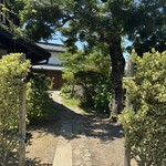 蔵のビストロ 樹 - 駐車場からのアプローチ