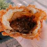 ベーカリー燈 - カレーにはお肉やじゃがいもなどしっかり具材入りでした。大きさも通常のカレーパンより一回り大きいからお腹ふくれますよ〜^_^