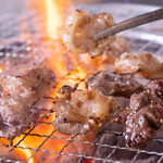 好ちゃん - 料理写真:炭火で焼いているシーン