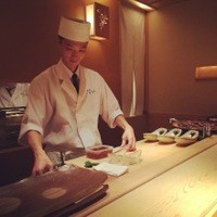 銀座ささ花 - 美しい白木のカウンターの中に若い料理人さん