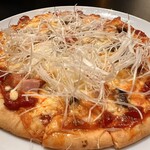 イタリアン チャイナバル村塾 - 牛肉とトマトのピザ