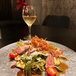 イタリアン チャイナバル村塾 - ローストビーフと炙りカマンベールのサラダ仕立て