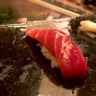 こだわりの握りと逸品料理を堪能。厳選食材が彩るおまかせコース