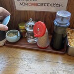 うどん 讃香 - カウンターに置いてある薬味