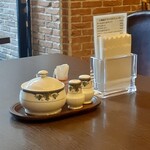 ルーエ ぶらじる - 卓上に砂糖など。