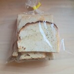 ルーエ ぶらじる - パンを乾燥させたもの、ガーリック味　130円税込／袋をひとつ購入。