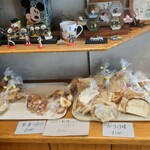 ルーエ ぶらじる - 「パンを乾燥させてつくりました」と書いてました。甘いの、辛いの、ガーリック味のと色々。