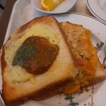 ルーエ ぶらじる - トーストの間には、キャベツなどの野菜をいためた具材がたっぷり。