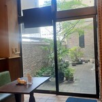 ルーエ ぶらじる - 店内。一番奥はガラスの扉になっていました。