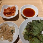 焼肉・韓国料理KollaBo 横浜ワールドポーターズ店 - ランチセット、サラダ、キムチ、ナムル