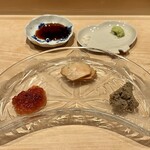 鮨 はしもと - 3種の珍味（お酒のあて）
      ✴︎ 鮎のペースト（焼いてから全てペーストに、そこに酒と味噌とオリーブオイルを混ぜてます）
      ✴︎ あん肝 山葵たっぷりでいただきます♪
      ✴︎ ますの魚卵
