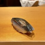 鮨 はしもと - 小鰯 愛知県三河より
      下処理が綺麗ではありません！