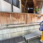 しのカフェ - 早く着いたら椅子がある。12時オープン