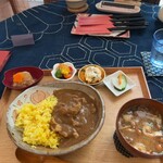 しのカフェ - スパイス香るポークカレーの一汁三菜セット（サラダ・ドリンク付き）1,500円