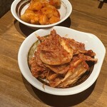 炭火焼肉ホルモンさわいし - キムチ、カクテキ