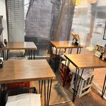 大衆酒場 陸丸 - 入り口には8席喫煙席を設けております。お席でタバコを吸いたい方も大丈夫です。