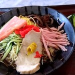 そば処 久楽 - 「冷やし中華」着盆＼(^o^)／　小皿は「きゅうり漬け」♬