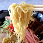 そば処 久楽 - 麺リフト⤴細麺に冷たいスープが絡んできます♬