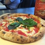 ピッツェリア ブラチェリア チェザリ - 世界一のピッツァ マルゲリータ