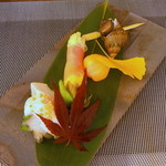 旬魚菜 正や - 前菜：蒸し鮑しらすがけ、バイ貝の旨煮、花オクラの生ハム巻き、スモークサーモンとクリームチーズてまり