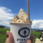 POSTA GELATO - ピーナッツ＆ルバーブクランブル（カップダブル）暑いので写真撮ってたら溶けてきた！