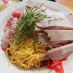 中華キッチン華亭 - 冷やし中華(チャーシュー)近影。わかるだろうか？厚みのある大判のチャーシューが2枚?！結構なボリューム！