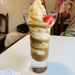 アイスクリームパーラー美園 - モカソフト750円。北海道最古のアイスクリーム店！