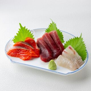 刺身拼盤和卡爾帕奇歐等海鮮菜單，以及炭火串燒，都是我們的魅力所在。