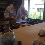 料理屋 植むら - 大将が椀物の準備に。真剣そのもの。